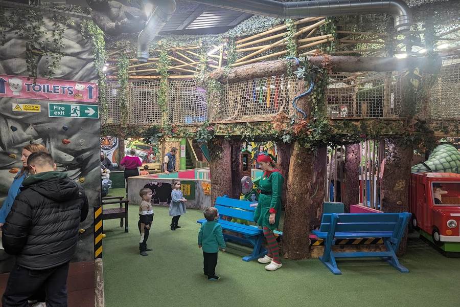 Castaway Play Alpine Retreat Jungle World
