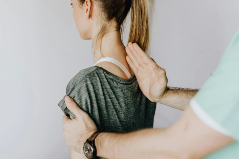 Physiotherapy Vs Chiropractor: A Guide For UK Patients