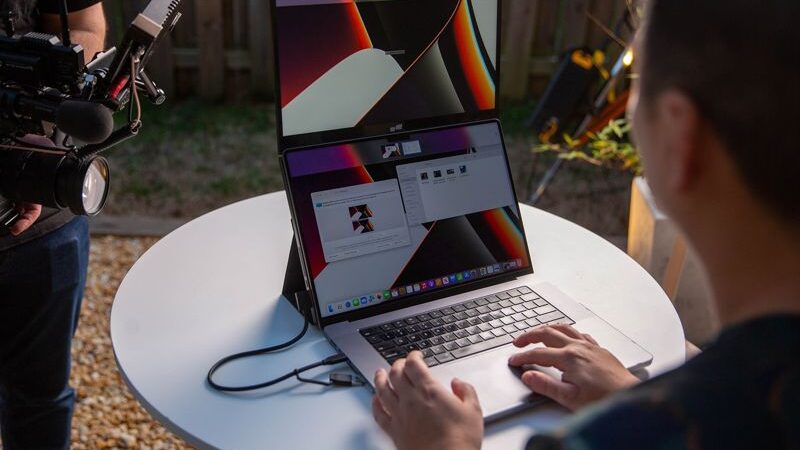 Ultra-Light Extra Screen for Travel: Best Options for Digital Nomads