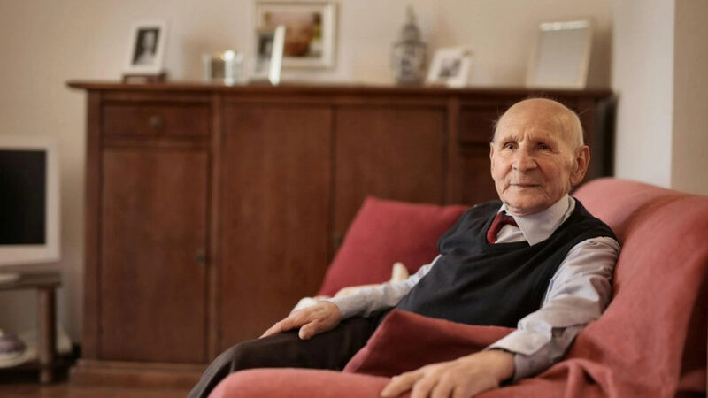 How to Support an Elderly Parent Who Wants to Stay at Home