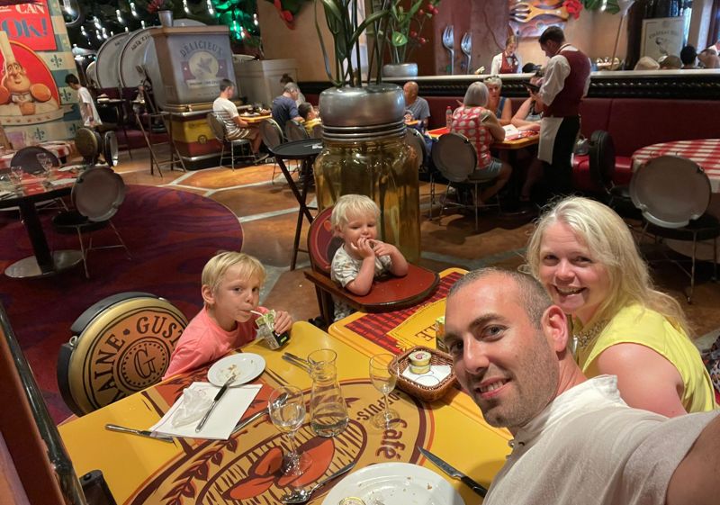 lunch at disneyland paris