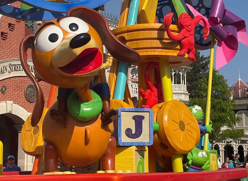 parade float disneyland paris