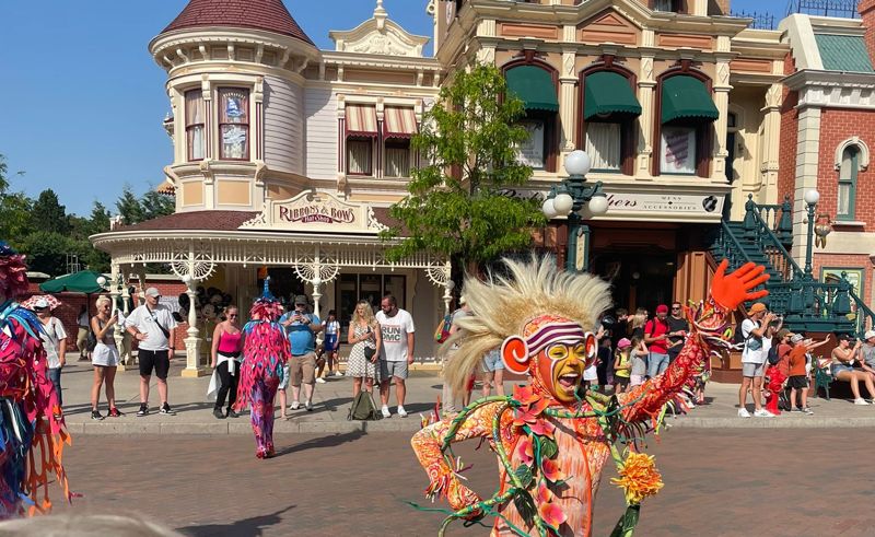 performer at disneyland paris